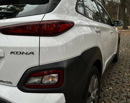Белый Хендай Kona Electric, объемом двигателя 0 л и пробегом 58 тыс. км за 17499 $, фото 21 на Automoto.ua