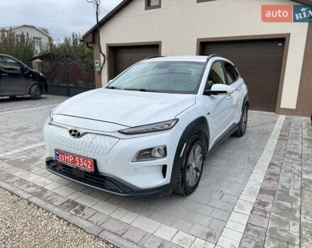 Белый Хендай Kona Electric, объемом двигателя 0 л и пробегом 107 тыс. км за 18465 $, фото 1 на Automoto.ua