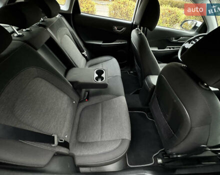 Белый Хендай Kona Electric, объемом двигателя 0 л и пробегом 58 тыс. км за 17499 $, фото 39 на Automoto.ua