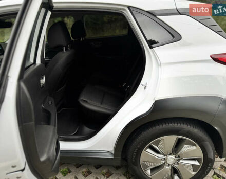 Белый Хендай Kona Electric, объемом двигателя 0 л и пробегом 103 тыс. км за 17999 $, фото 52 на Automoto.ua