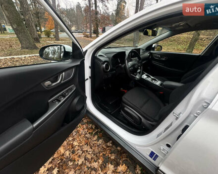 Белый Хендай Kona Electric, объемом двигателя 0 л и пробегом 59 тыс. км за 16900 $, фото 29 на Automoto.ua
