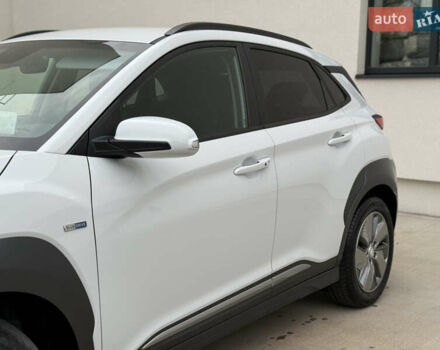Белый Хендай Kona Electric, объемом двигателя 0 л и пробегом 96 тыс. км за 19500 $, фото 3 на Automoto.ua