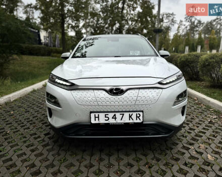 Белый Хендай Kona Electric, объемом двигателя 0 л и пробегом 103 тыс. км за 17999 $, фото 4 на Automoto.ua