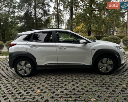Белый Хендай Kona Electric, объемом двигателя 0 л и пробегом 103 тыс. км за 17999 $, фото 5 на Automoto.ua