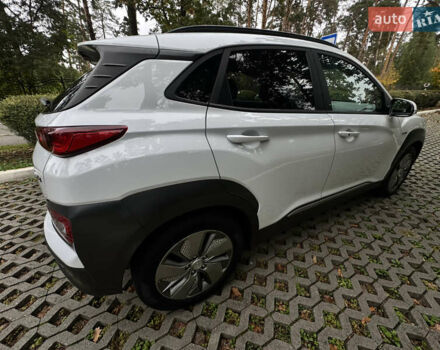 Белый Хендай Kona Electric, объемом двигателя 0 л и пробегом 103 тыс. км за 17999 $, фото 31 на Automoto.ua