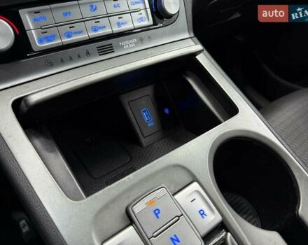 Белый Хендай Kona Electric, объемом двигателя 0 л и пробегом 92 тыс. км за 18983 $, фото 22 на Automoto.ua