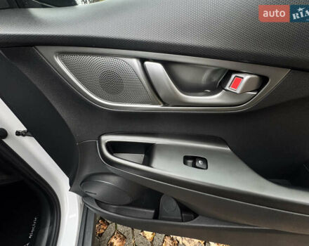 Білий Хендай Kona Electric, об'ємом двигуна 0 л та пробігом 59 тис. км за 17499 $, фото 22 на Automoto.ua