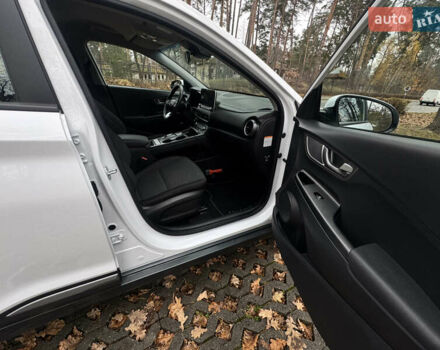 Білий Хендай Kona Electric, об'ємом двигуна 0 л та пробігом 59 тис. км за 17499 $, фото 21 на Automoto.ua