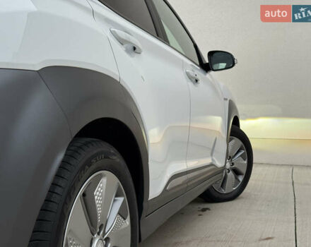 Белый Хендай Kona Electric, объемом двигателя 0 л и пробегом 96 тыс. км за 19500 $, фото 23 на Automoto.ua