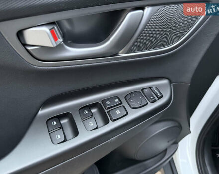 Белый Хендай Kona Electric, объемом двигателя 0 л и пробегом 96 тыс. км за 19500 $, фото 54 на Automoto.ua