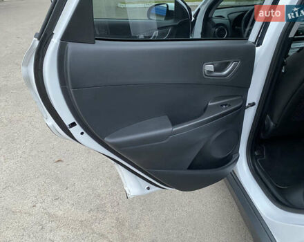 Белый Хендай Kona Electric, объемом двигателя 0 л и пробегом 166 тыс. км за 16900 $, фото 18 на Automoto.ua