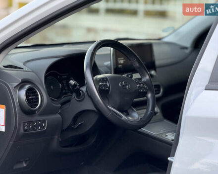 Белый Хендай Kona Electric, объемом двигателя 0 л и пробегом 150 тыс. км за 16960 $, фото 19 на Automoto.ua