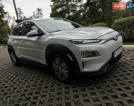 Белый Хендай Kona Electric, объемом двигателя 0 л и пробегом 103 тыс. км за 17999 $, фото 8 на Automoto.ua