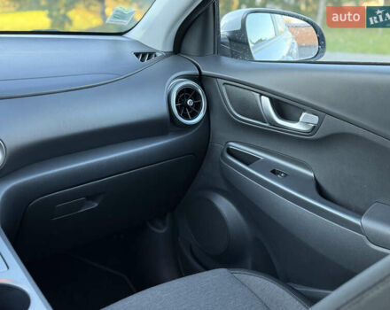 Белый Хендай Kona Electric, объемом двигателя 0 л и пробегом 80 тыс. км за 16900 $, фото 24 на Automoto.ua