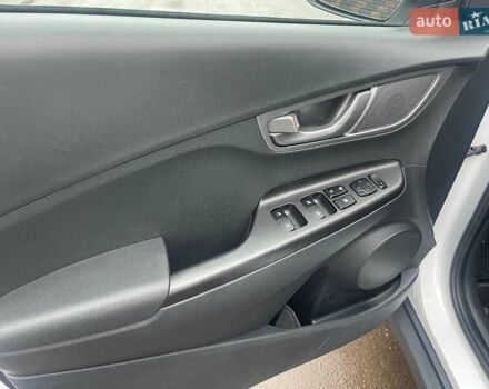 Білий Хендай Kona Electric, об'ємом двигуна 0 л та пробігом 158 тис. км за 16500 $, фото 16 на Automoto.ua