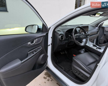 Белый Хендай Kona Electric, объемом двигателя 0 л и пробегом 96 тыс. км за 19500 $, фото 53 на Automoto.ua