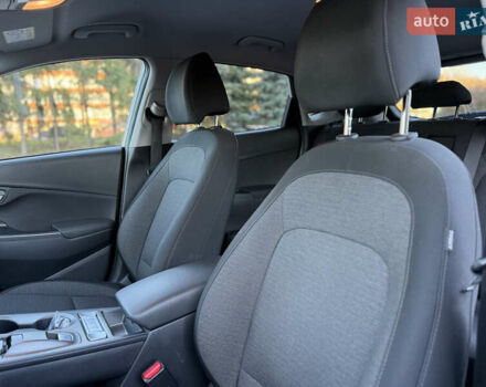Белый Хендай Kona Electric, объемом двигателя 0 л и пробегом 80 тыс. км за 16900 $, фото 28 на Automoto.ua