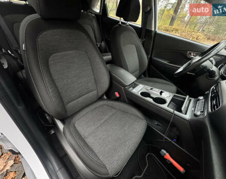 Білий Хендай Kona Electric, об'ємом двигуна 0 л та пробігом 59 тис. км за 17499 $, фото 15 на Automoto.ua