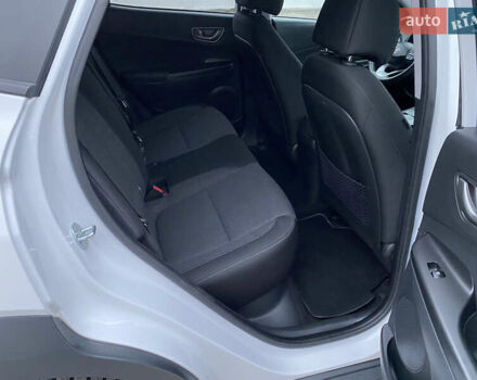 Белый Хендай Kona Electric, объемом двигателя 0 л и пробегом 166 тыс. км за 16900 $, фото 20 на Automoto.ua