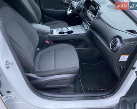 Белый Хендай Kona Electric, объемом двигателя 0 л и пробегом 166 тыс. км за 16900 $, фото 23 на Automoto.ua