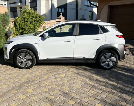 Белый Хендай Kona Electric, объемом двигателя 0 л и пробегом 88 тыс. км за 17900 $, фото 22 на Automoto.ua