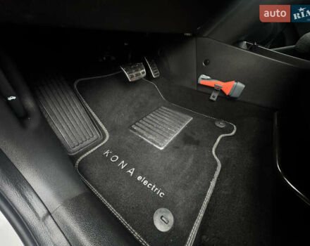 Белый Хендай Kona Electric, объемом двигателя 0 л и пробегом 59 тыс. км за 16900 $, фото 25 на Automoto.ua