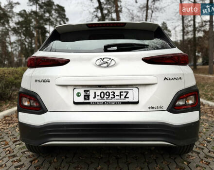 Белый Хендай Kona Electric, объемом двигателя 0 л и пробегом 58 тыс. км за 17499 $, фото 8 на Automoto.ua