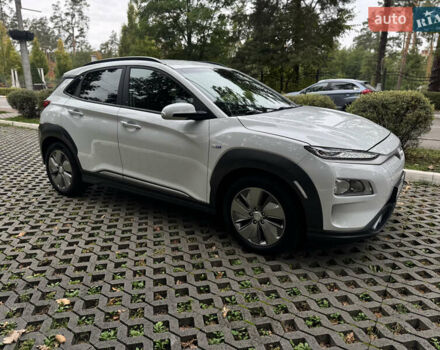 Белый Хендай Kona Electric, объемом двигателя 0 л и пробегом 103 тыс. км за 17999 $, фото 10 на Automoto.ua