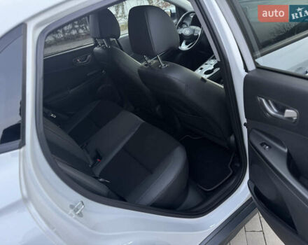 Білий Хендай Kona Electric, об'ємом двигуна 0 л та пробігом 81 тис. км за 18500 $, фото 3 на Automoto.ua