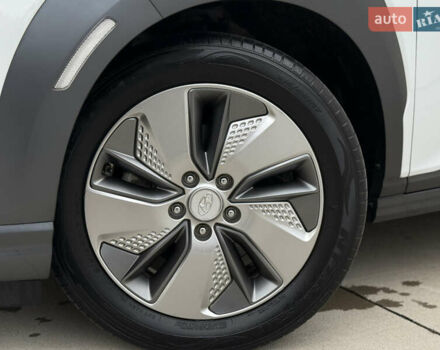 Белый Хендай Kona Electric, объемом двигателя 0 л и пробегом 96 тыс. км за 19500 $, фото 2 на Automoto.ua