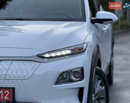 Белый Хендай Kona Electric, объемом двигателя 0 л и пробегом 150 тыс. км за 16960 $, фото 6 на Automoto.ua