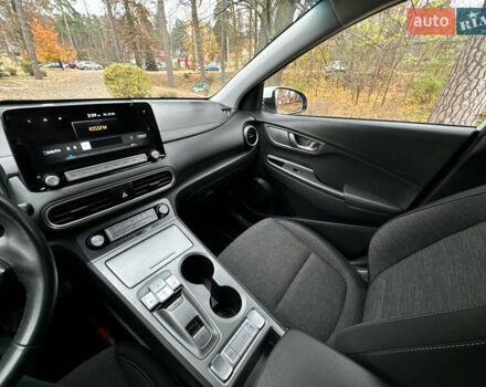 Белый Хендай Kona Electric, объемом двигателя 0 л и пробегом 58 тыс. км за 17499 $, фото 32 на Automoto.ua