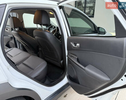 Белый Хендай Kona Electric, объемом двигателя 0 л и пробегом 96 тыс. км за 19500 $, фото 33 на Automoto.ua