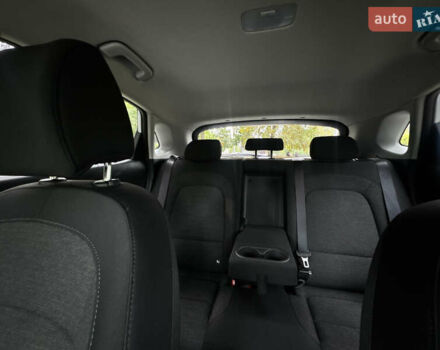 Белый Хендай Kona Electric, объемом двигателя 0 л и пробегом 103 тыс. км за 17999 $, фото 6 на Automoto.ua