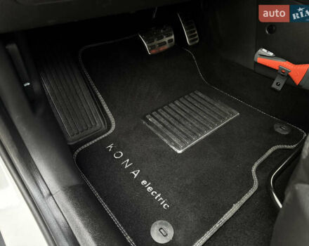 Белый Хендай Kona Electric, объемом двигателя 0 л и пробегом 58 тыс. км за 17499 $, фото 61 на Automoto.ua