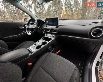 Белый Хендай Kona Electric, объемом двигателя 0 л и пробегом 59 тыс. км за 16900 $, фото 42 на Automoto.ua