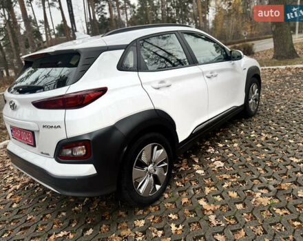 Білий Хендай Kona Electric, об'ємом двигуна 0 л та пробігом 59 тис. км за 17499 $, фото 3 на Automoto.ua