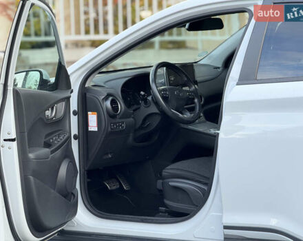 Белый Хендай Kona Electric, объемом двигателя 0 л и пробегом 150 тыс. км за 16960 $, фото 17 на Automoto.ua