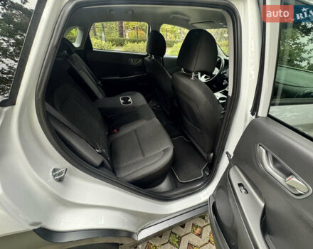 Белый Хендай Kona Electric, объемом двигателя 0 л и пробегом 103 тыс. км за 17999 $, фото 70 на Automoto.ua