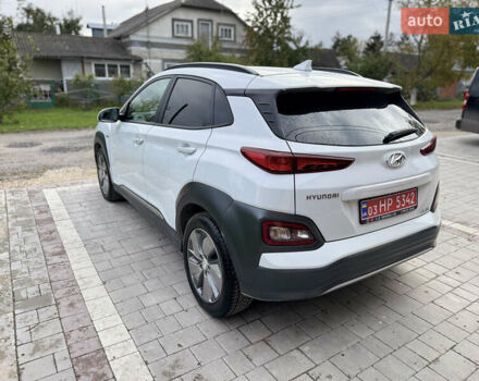 Белый Хендай Kona Electric, объемом двигателя 0 л и пробегом 107 тыс. км за 18465 $, фото 4 на Automoto.ua