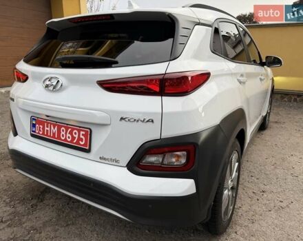 Білий Хендай Kona Electric, об'ємом двигуна 0 л та пробігом 64 тис. км за 14950 $, фото 7 на Automoto.ua