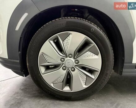 Белый Хендай Kona Electric, объемом двигателя 0 л и пробегом 92 тыс. км за 18983 $, фото 11 на Automoto.ua