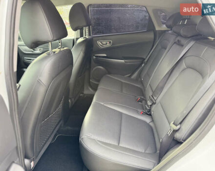 Белый Хендай Kona Electric, объемом двигателя 0 л и пробегом 107 тыс. км за 18465 $, фото 7 на Automoto.ua