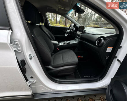 Белый Хендай Kona Electric, объемом двигателя 0 л и пробегом 58 тыс. км за 17499 $, фото 40 на Automoto.ua