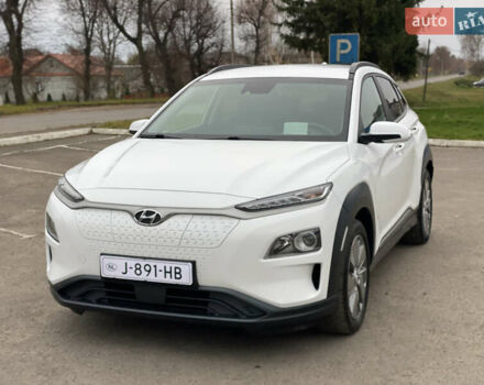 Белый Хендай Kona Electric, объемом двигателя 0 л и пробегом 166 тыс. км за 16900 $, фото 3 на Automoto.ua