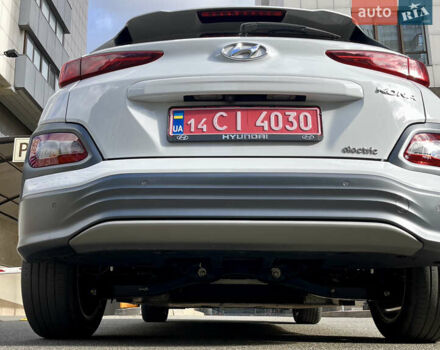 Белый Хендай Kona Electric, объемом двигателя 0 л и пробегом 115 тыс. км за 16900 $, фото 25 на Automoto.ua