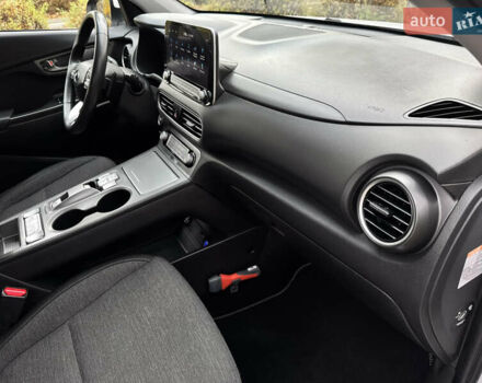 Белый Хендай Kona Electric, объемом двигателя 0 л и пробегом 58 тыс. км за 17499 $, фото 43 на Automoto.ua