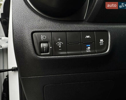 Белый Хендай Kona Electric, объемом двигателя 0 л и пробегом 58 тыс. км за 17499 $, фото 28 на Automoto.ua