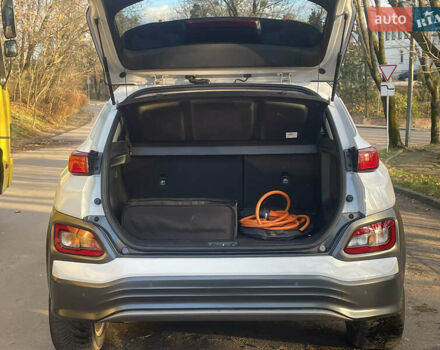 Білий Хендай Kona Electric, об'ємом двигуна 0 л та пробігом 125 тис. км за 17800 $, фото 11 на Automoto.ua