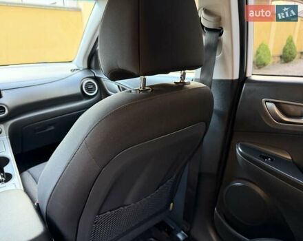 Білий Хендай Kona Electric, об'ємом двигуна 0 л та пробігом 64 тис. км за 14950 $, фото 112 на Automoto.ua